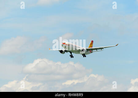 Hongkong - Juni 04, 2015: Hong Kong Airlines Flugzeug Landung am Flughafen Hong Kong. Hong Kong Airlines Ltd. ist eine in Hongkong ansässige Fluggesellschaft, mit der Kor Stockfoto