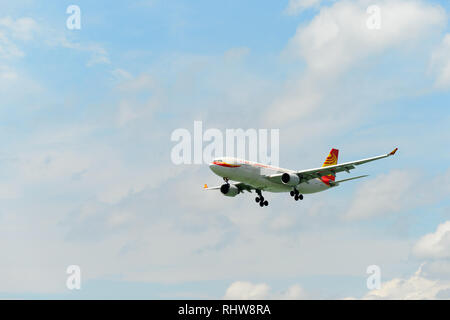 Hongkong - Juni 04, 2015: Hong Kong Airlines Flugzeug Landung am Flughafen Hong Kong. Hong Kong Airlines Ltd. ist eine in Hongkong ansässige Fluggesellschaft, mit der Kor Stockfoto