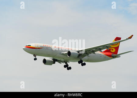 Hongkong - Juni 04, 2015: Hong Kong Airlines Flugzeug Landung am Flughafen Hong Kong. Hong Kong Airlines Ltd. ist eine in Hongkong ansässige Fluggesellschaft, mit der Kor Stockfoto