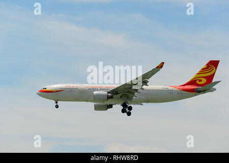 Hongkong - Juni 04, 2015: Hong Kong Airlines Flugzeug Landung am Flughafen Hong Kong. Hong Kong Airlines Ltd. ist eine in Hongkong ansässige Fluggesellschaft, mit der Kor Stockfoto