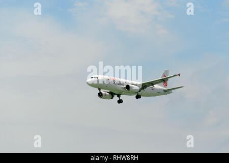 Hongkong - Juni 04, 2015: Dragonair Flugzeug Landung am Flughafen Hong Kong. Dragonair ist eine in Hongkong ansässige internationale Regionale Fluggesellschaft Stockfoto