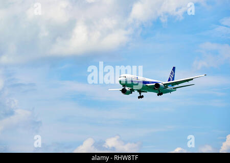 Hongkong - Juni 04, 2015: ANA Flugzeug Landung am Flughafen Hong Kong. All Nippon Airways Co., Ltd. auch als ANA genannt, ist die größte Fluggesellschaft in Japan. Stockfoto