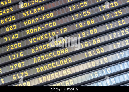 Flug Infotafel am spanischen Flughafen Terminal Stockfoto