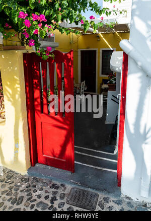 Red Eingangstür in die Terrasse. Oia, Santorini Stockfoto