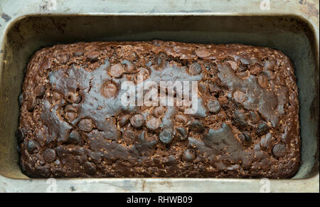 Eine Chocolate Chip Kuchen nur gebacken in einem Zinn. Stockfoto