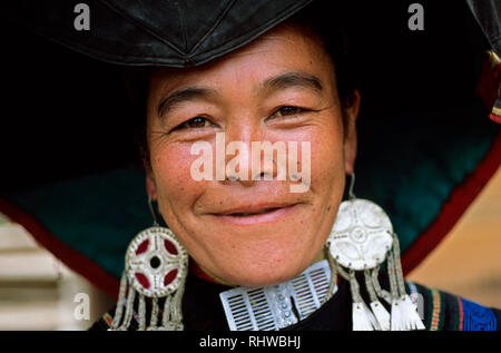 Ein Yi ethnische Frau in traditioneller Kleidung in Zhongdian, China. Stockfoto