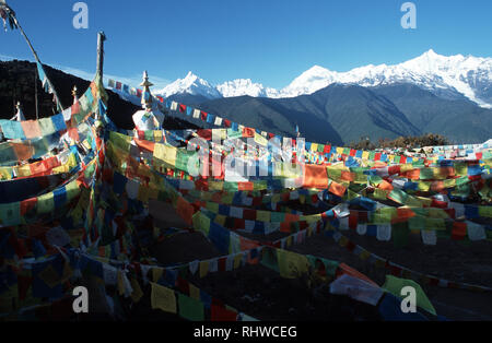 Stupas und Gebetsfahnen vor meili Shan, einen heiligen Berg für tibetische Buddhisten, Gyantse, Shigatse, Provinz Yunnan. Nur innerhalb der Grenzen von Yu Stockfoto