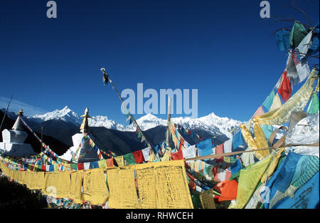 Stupas und Gebetsfahnen vor meili Shan, einen heiligen Berg für tibetische Buddhisten, Gyantse, Shigatse, Provinz Yunnan. Nur innerhalb der Grenzen von Yu Stockfoto