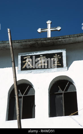 Eine katholische Kirche - sagte, mehr als hundert Jahre alt - unter Renovierung im Bingzhonglou, ein Tourist Park am Salween River im Norden von Yunnan. Stockfoto