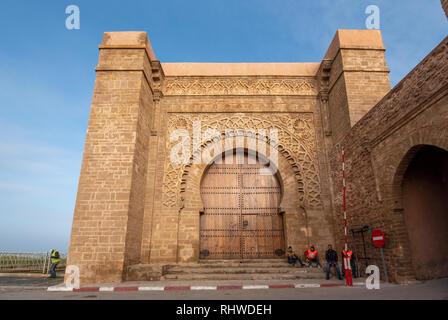 Die Kasbah der Udayas (Oudayas) alte Festung in Rabat in Marokko, der Hauptstadt von Marokko. Das Almohad-Tor Bab Oudaia vor einer befestigten Mauer Stockfoto