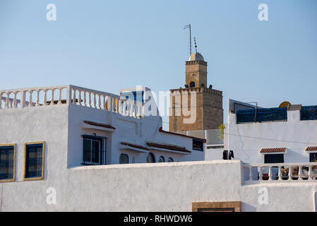 Schöne alte weiße Häuser und Moschee AL KASBAH in der Kasbah der Udayas alten Festung in Rabat , Hauptstadt von Marokko. Stockfoto