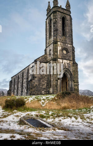 Dies ist ein Bild für die Ruinen von dunlewy Kirche an der Basis der Errigal Mountain in Donegal Irland. Es gibt ein Grab stein umgedreht in der forgr Stockfoto