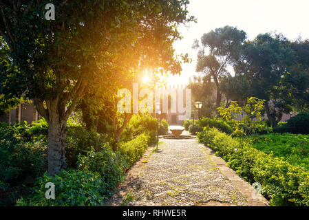 Blick auf die andalusischen Gärten in der Kasbah der Udayas die antike Festung in Rabat in Marokko liegt an der Mündung des Flusses Bou Regreg. Stockfoto