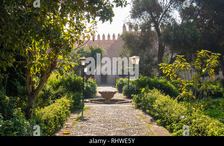 Blick auf die andalusischen Gärten in der Kasbah der Udayas die antike Festung in Rabat in Marokko liegt an der Mündung des Flusses Bou Regreg. Stockfoto