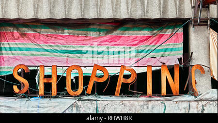 Alten rostigen Letter-Stil fallen apart Namensschild vor einem Einkaufszentrum in Divisoria Markt, Manila, Philippinen Stockfoto