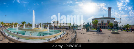 Casca, Marokko. Panorama des Brunnens auf dem Mohammed V Platz und dem Justizpalast (Palais de Justice) an einem sonnigen Tag. Panoramablick. Stockfoto