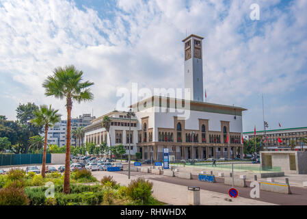 Casca, Marokko. Blick auf das Rathaus neben dem Brunnen auf dem Platz Mohammed V und den Justizpalast (Palais de Justice) an einem sonnigen Tag Stockfoto