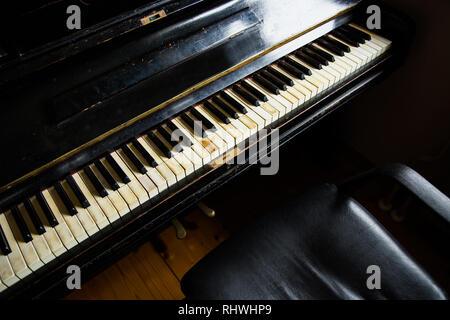 Alte vintage aus Holz geschnitzte Piano im dunklen Zimmer Stockfoto