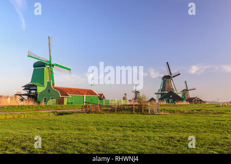 Amsterdam, Niederlande, holländische Windmühle und traditionellen Haus in Zaanse Schans Dorf Stockfoto