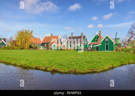 Amsterdam, Niederlande, holländische Windmühle und traditionellen Haus in Zaanse Schans Dorf Stockfoto