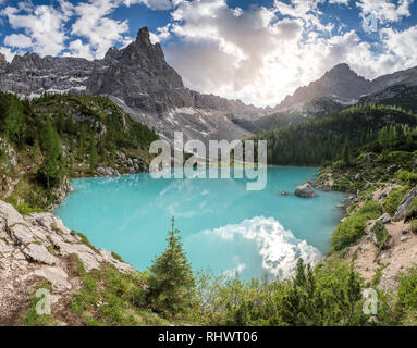 Genähte Weitwinkel Bild eines herrlichen Lago di Sorapis in den italienischen Dolomiten Stockfoto