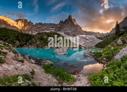 Genähte Weitwinkel Panorama einer atemberaubenden Sonnenuntergang am Lago di Sorapis in den italienischen Dolomiten Stockfoto