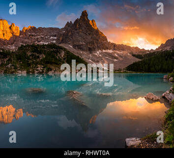 Genähte Weitwinkel Panorama einer atemberaubenden Sonnenuntergang am Lago di Sorapis in den italienischen Dolomiten Stockfoto