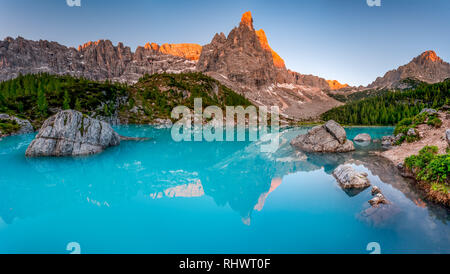 Genähte Weitwinkel Panorama einer atemberaubenden Sonnenuntergang am Lago di Sorapis in den italienischen Dolomiten Stockfoto