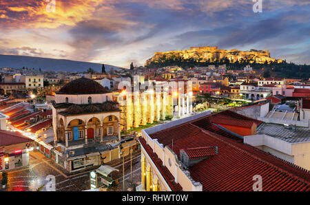 Panoramablick über die Altstadt von Athen und der Parthenon Tempel der Akropolis bei Sonnenaufgang Stockfoto