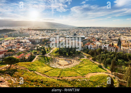 Theater des Dionysos mit Sonne - Blick von der Akropolis von Athen, Griechenland Stockfoto