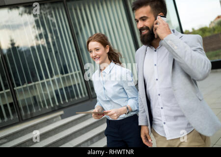 Die Menschen gehen und Sprechen im Freien Stockfoto