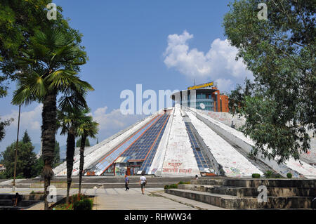 Die Pyramide, ursprünglich als Mausoleum und Museum, das dem coummunist Diktator Enver Hoxha. Tirana, Albanien, Europa. Stockfoto