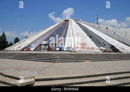 Die Pyramide, ursprünglich als Mausoleum und Museum, das dem coummunist Diktator Enver Hoxha. Tirana, Albanien, Europa. Stockfoto