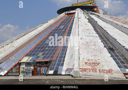 Die Pyramide, ursprünglich als Mausoleum und Museum, das dem coummunist Diktator Enver Hoxha. Tirana, Albanien, Europa. Stockfoto