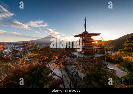 Chureito und Fuji bei Sonnenuntergang. eines der berühmtesten Bilder von Japan Stockfoto