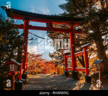 Eingang des Arakura Sengen Schrein, in dem die berühmten Chureito Pagode mit einem wunderschönen Blick auf den Berg Fuji. Stockfoto