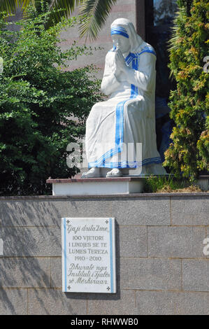 Statue des Heiligen (Mutter) Teresa außerhalb St Paul's Römisch-katholische Kathedrale. Tirana, Albanien, Europa. Stockfoto