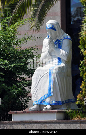 Statue des Heiligen (Mutter) Teresa außerhalb St Paul's Römisch-katholische Kathedrale. Tirana, Albanien, Europa. Stockfoto