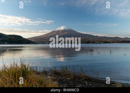 Fuji und See kawaguchiko auf einen ruhigen Herbst Morgen montieren Stockfoto