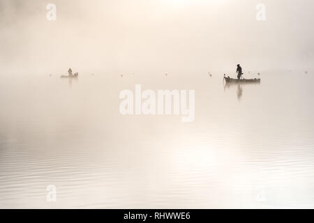 Fischerboote und Fischer auf See Shōji im Morgennebel Stockfoto