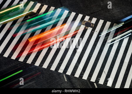 Shibuya ist berühmt für seine Scramble Crossing. Es ist vor dem Bahnhof Shibuya Hachikō Ausfahrt entfernt und stoppt Fahrzeuge in allen Richtungen zuzulassen. Stockfoto