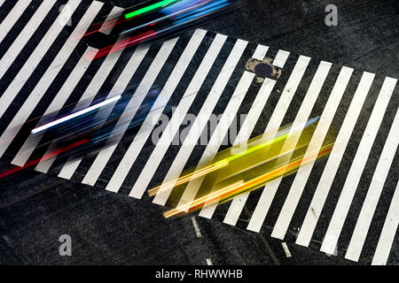 Shibuya ist berühmt für seine Scramble Crossing. Es ist vor dem Bahnhof Shibuya Hachikō Ausfahrt entfernt und stoppt Fahrzeuge in allen Richtungen zuzulassen. Stockfoto