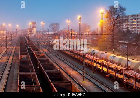 Cargo freigt Train Bahnhof in der Dämmerung Stockfoto