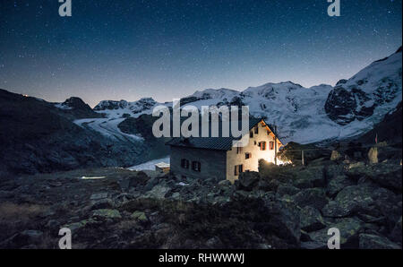 Nacht erfassen Der boval Hütte des Schweizerischen Alpenclubs SAC in Val Morteratsch, Engadin Stockfoto