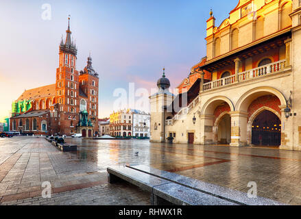 Altes Zentrum Stadtansicht mit Adam Mickiewicz Denkmal und der Marienkirche in Krakau am Morgen Stockfoto