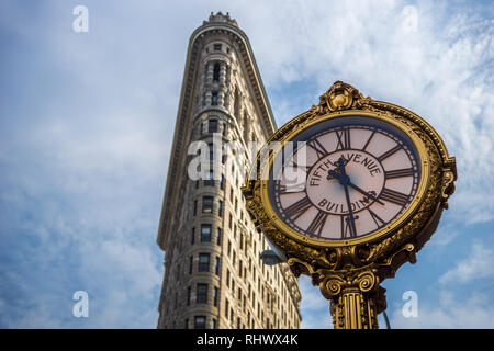 Flatiron Building mit Uhr im Zentrum von Manhattan Stockfoto