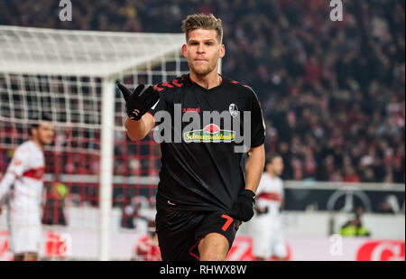 Stuttgart, Deutschland. 3 Feb, 2019. Freibug von Florian Niederlechner feiert seinen zählen während einer Deutschen Bundesligaspiel zwischen dem VfB Stuttgart und den SC Freiburg in Stuttgart, Deutschland, Feb 3, 2019. Das Spiel endete 2-2. Credit: Kevin Voigt/Xinhua/Alamy leben Nachrichten Stockfoto