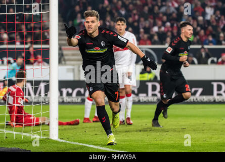 Stuttgart, Deutschland. 3 Feb, 2019. Freibug von Florian Niederlechner (vorne) feiert seinen zählen während einer Deutschen Bundesligaspiel zwischen dem VfB Stuttgart und den SC Freiburg in Stuttgart, Deutschland, Feb 3, 2019. Das Spiel endete 2-2. Credit: Kevin Voigt/Xinhua/Alamy leben Nachrichten Stockfoto