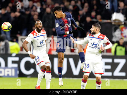Lyon, Frankreich. 3 Feb, 2019. Presnel Kimpembe von Paris Saint-Germain (C) leitet den Ball während des Spiels der französischen Ligue 1 Saison 2018-19 23. Runde zwischen Lyon und Paris Saint-Germain in Lyon, Frankreich, Februar 3, 2019. Lyon gewann 2-1. Credit: Franck Pinaro/Xinhua/Alamy leben Nachrichten Stockfoto