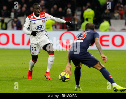 Lyon, Frankreich. 3 Feb, 2019. Ferland Mendy von Lyon (L) dribbelt während des Spiels der französischen Ligue 1 Saison 2018-19 23. Runde zwischen Lyon und Paris Saint-Germain in Lyon, Frankreich, Februar 3, 2019. Lyon gewann 2-1. Credit: Franck Pinaro/Xinhua/Alamy leben Nachrichten Stockfoto